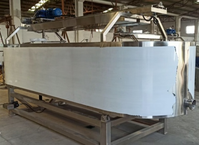 公司新增奶酪制作設(shè)備—不銹鋼奶酪槽、奶油摔打機(jī)